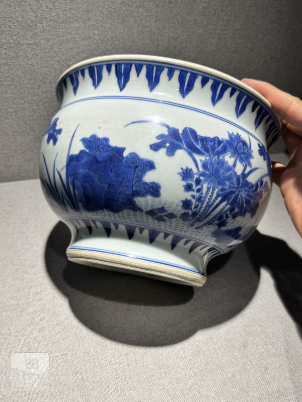 明崇祯 青花莲池荷花纹炉 - 图3